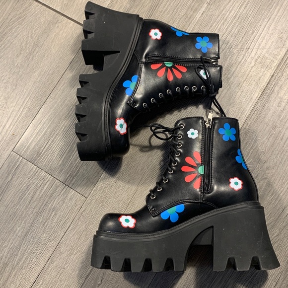 Dolls Kill LAMODA Black Free Spirit Platform Lug Flower Ankle Boots size 6 - Picture 7 of 14